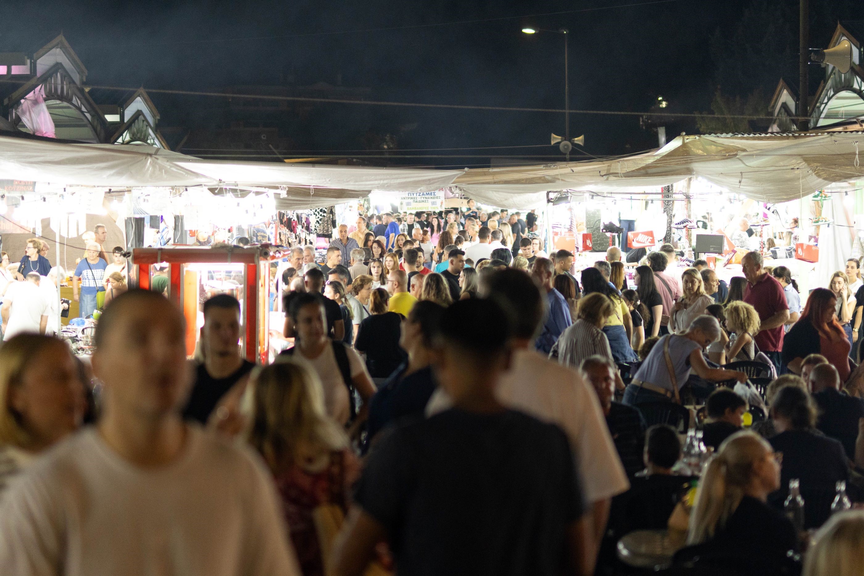 Αθρόα προσέλευση κόσμου στο παζάρι Λάρισας (βίντεο)